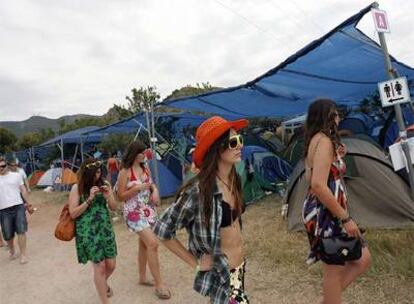 Los primeros visitantes del Festival de Benicàssim, recorriendo ayer el recinto de la gran cita musical que arranca hoy.