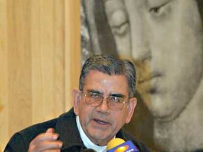 El obispo Ramón Godínez, durante una rueda de prensa.