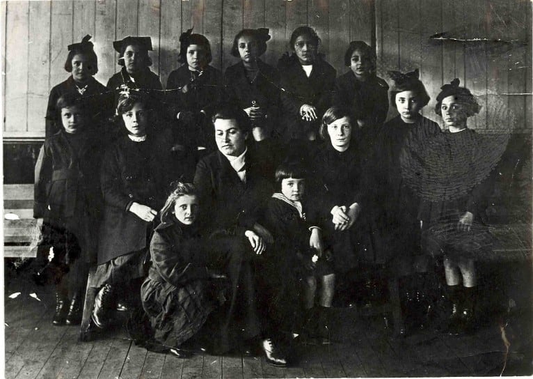 Gabriela Mistral junto a sus alumnas del Liceo de Punta Arenas, hacia 1919.