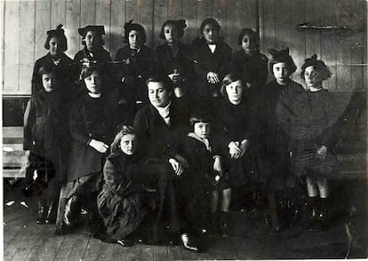 Gabriela Mistral with her students from the Punta Arenas High School, around 1919.