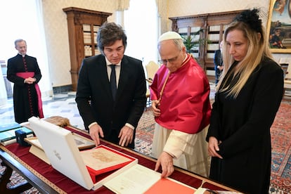 El Pontífice (en el centro), junto al presidente de Argentina, Javier Milei, y su hermana y secretaria general de la Presidencia Argentina, Karina Milei.