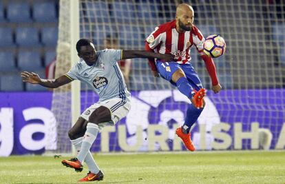 Pione Sisto, del Celta, pugna con el sportinguista Lora.