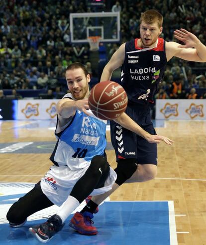  El pívot estadounidense del Río Natura Monbús Alec Brown lucha el balón con David Bertans.