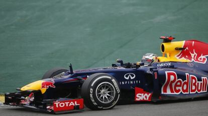 Vettel pilota su Red Bull durante la carrera en el circuito de Interlagos.