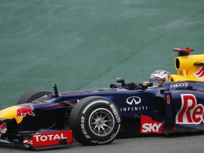 Vettel pilota su Red Bull durante la carrera en el circuito de Interlagos.