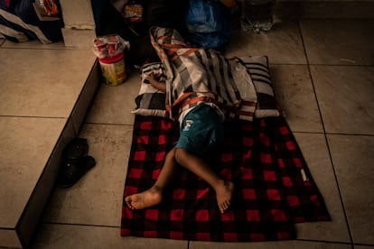 Niño migrante proveniente de Haití durmiendo en el suelo