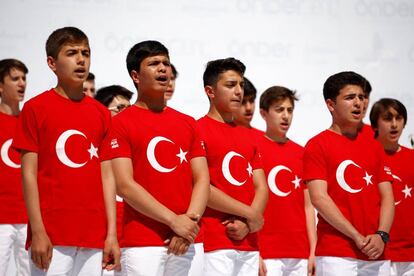Estudiantes de Estambul, durante su ceremonia de graduaci&oacute;n en mayo de 2017. 