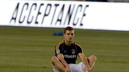 Robbie Rogers, en el campo del Los Angeles Galaxy.