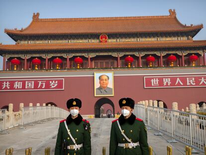 Dos soldados montan guardia frente a la imagen de Mao Zedong en la Ciudad Prohibida de Pekín.