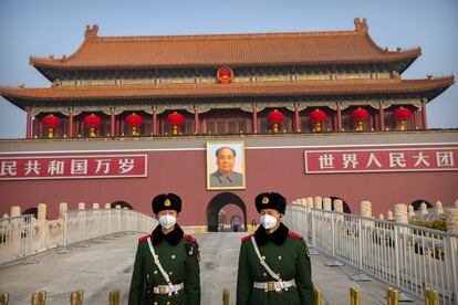 Dos soldados montan guardia frente a la imagen de Mao Zedong en la Ciudad Prohibida de Pekín.
