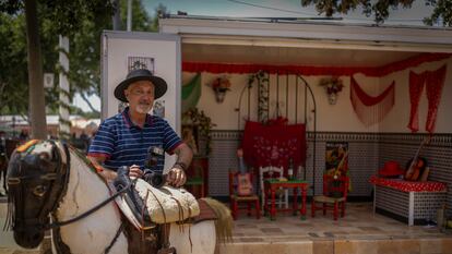 Juan Conde, propietario del Estudio Conde de fotografía, el pasado miércoles en la Feria de Abril de Sevilla.