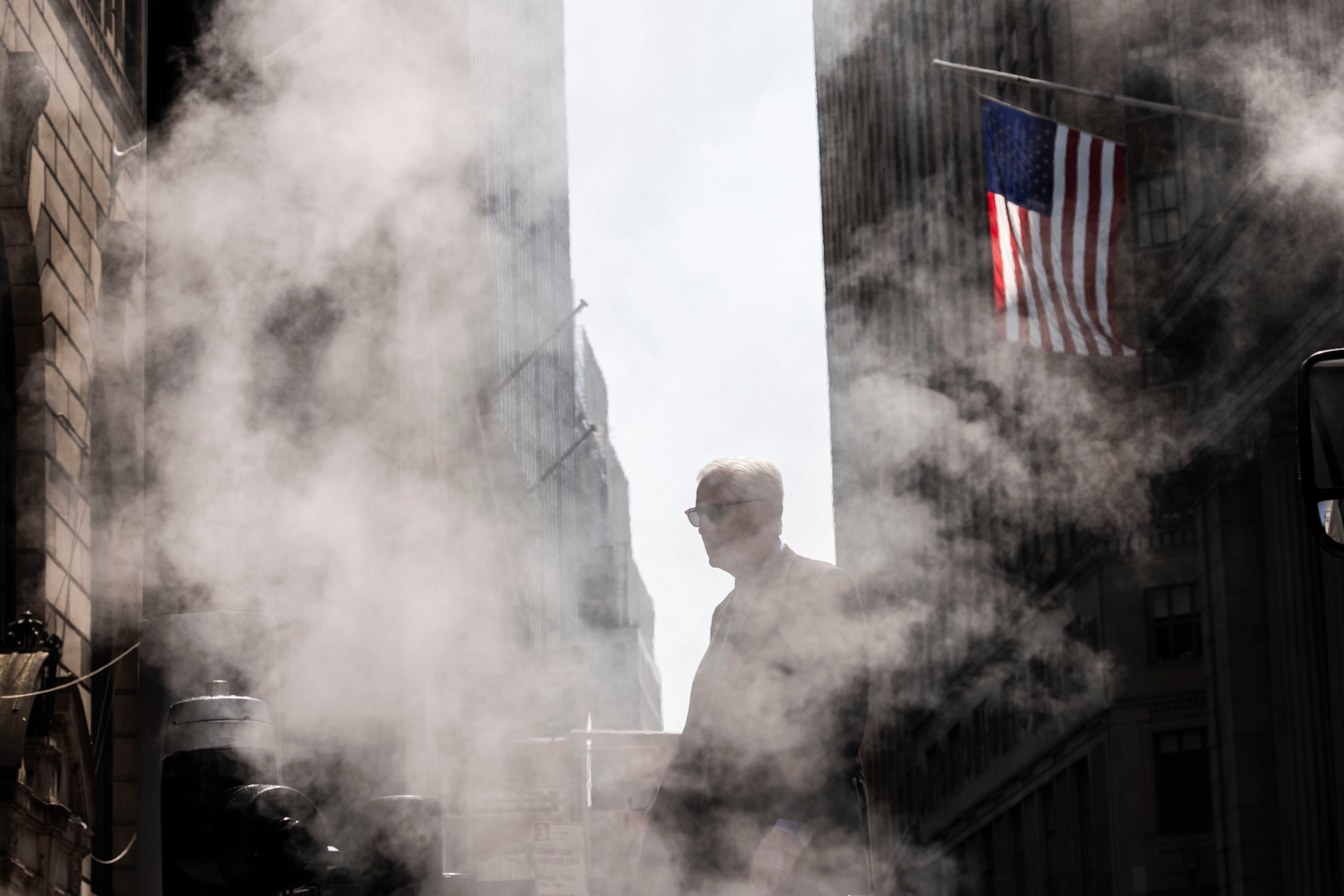 Un hombre atraviesa la calle en Wall Street, esta semana.