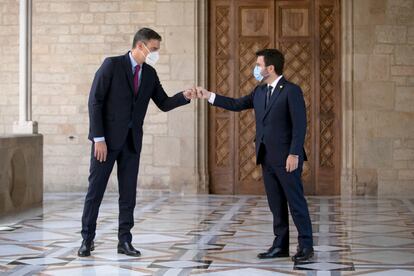 El presidente Pedro Sánchez y el president Pere Aragonès se saludan antes de la segunda reunión de la mesa de diálogo. / MASSIMILIANO MINOCRI