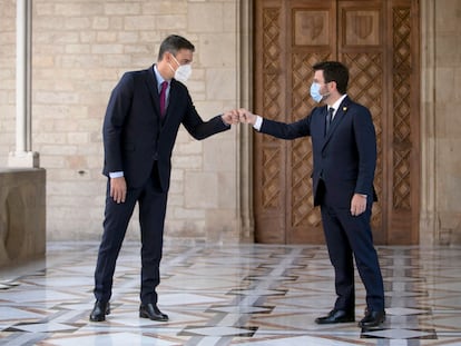 El presidente Pedro Sánchez y el president Pere Aragonès se saludan antes de la segunda reunión de la mesa de diálogo. / MASSIMILIANO MINOCRI