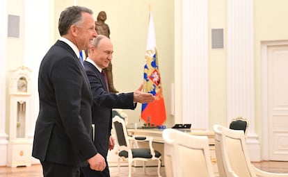 El presidente ruso, Vladímir Putin, y el enviado especial del presidente estadounidense, Donald Trump, Steve Witkoff, en una fotografía de archivo de la reunión acaecida Moscú el pasado 25 de abril.