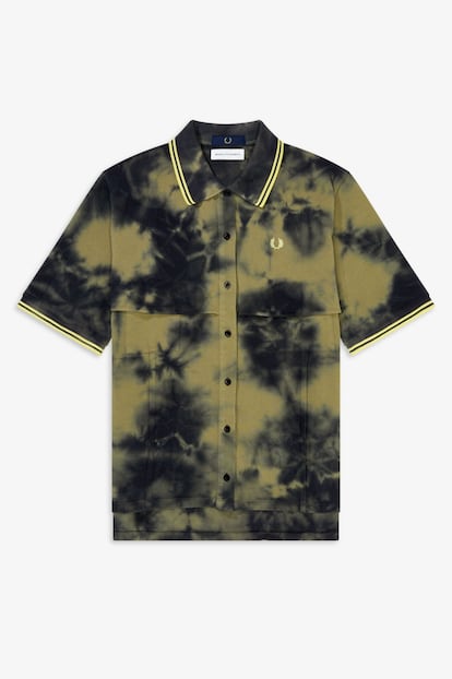 Un polo fusión. La diseñadora japonesa Akane Utsunomiya reinterpreta los productos más icónicos de Fred Perry para ofrecer una colección cápsula inspirada en la cultura nipona. El tie-dye es el elemento estrella de una serie en la que destacan una llamativa combinación de colores y texturas. La mezcla de este estampado con el sabor de la cultura punk británica que siempre ha caracterizado a Fred Perry garantiza unos diseños muy innovadores y deportivos. El clásico polo de la marca cuenta con corte 'oversize' y doble capa de piqué. Precio: 180 euros.