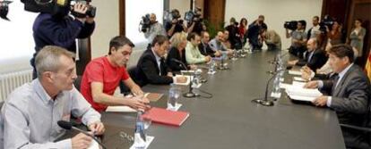 Reunión mantenida ayer en Zaragoza entre el comité de Opel y el Gobierno de Aragón.