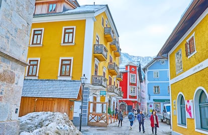 Las coloristas fachadas de la Marktplatz, plaza que concentra muchos de los hoteles, cafés y tiendas de recuerdos de la localidad austriaca. 