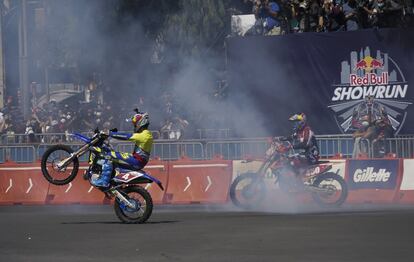 Iván Ramírez y Didier Goirand, durante su exhibición de motociclismo, este miércoles, como parte de los distintos actos del deporte motor.