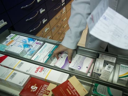 Una farmacèutica revisa uns medicaments.