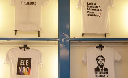 Camisetas com motivos políticos, no Rio de Janeiro.