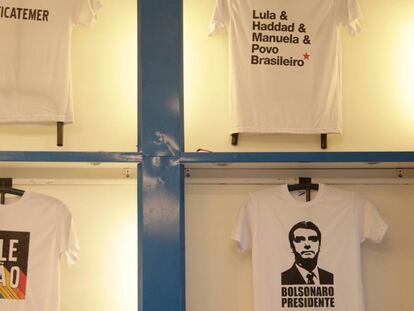 Camisetas com motivos políticos, no Rio de Janeiro.