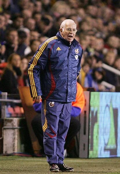 Aragonés da órdenes durante el partido de ayer