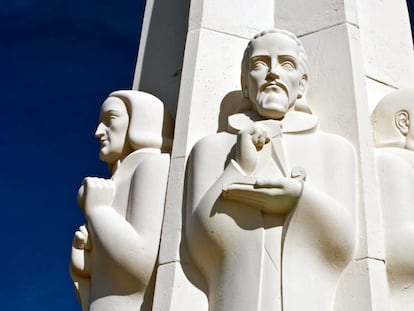 Newton, Kepler y Galilei en el monumento del parque y observatorio Griffith en Los Ángeles, California.