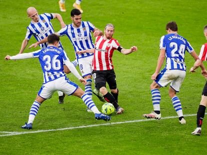 Jugadores del Athletic de Bilbao y la Real Sociedad se enfrentan durante el partido de la Liga Santander del pasado 31 de diciembre de 2020 en San Mamés.