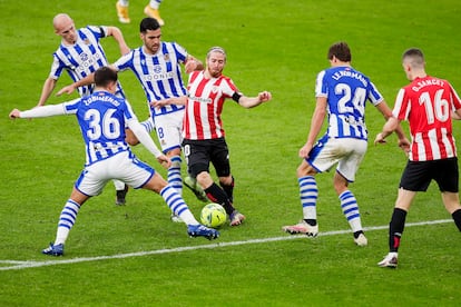 Jugadores del Athletic de Bilbao y la Real Sociedad se enfrentan durante el partido de la Liga Santander del pasado 31 de diciembre de 2020 en San Mamés.