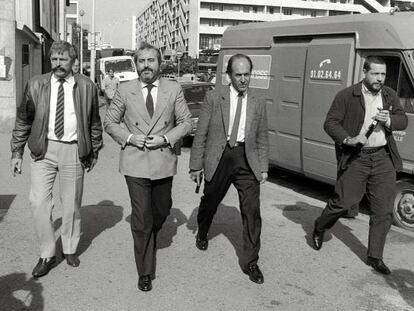 El juez Giovanni Falcone rodeado de guardaespaldas en Marsella en 1986