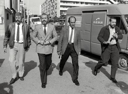 El juez Giovanni Falcone rodeado de guardaespaldas en Marsella en 1986