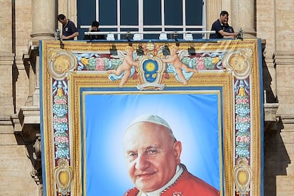 Detalle del tapiz con el retrato del papa Juan XXIII.