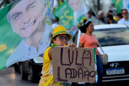 Una seguidora de Bolsonaro, con un cartel que dice "Lula, ladrón".