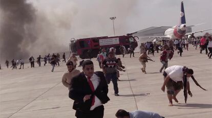 Momento que ha seguido a la primera explosión en el aeropuerto de Adén, tras la llegada del avión con el nuevo Gobierno yemení.