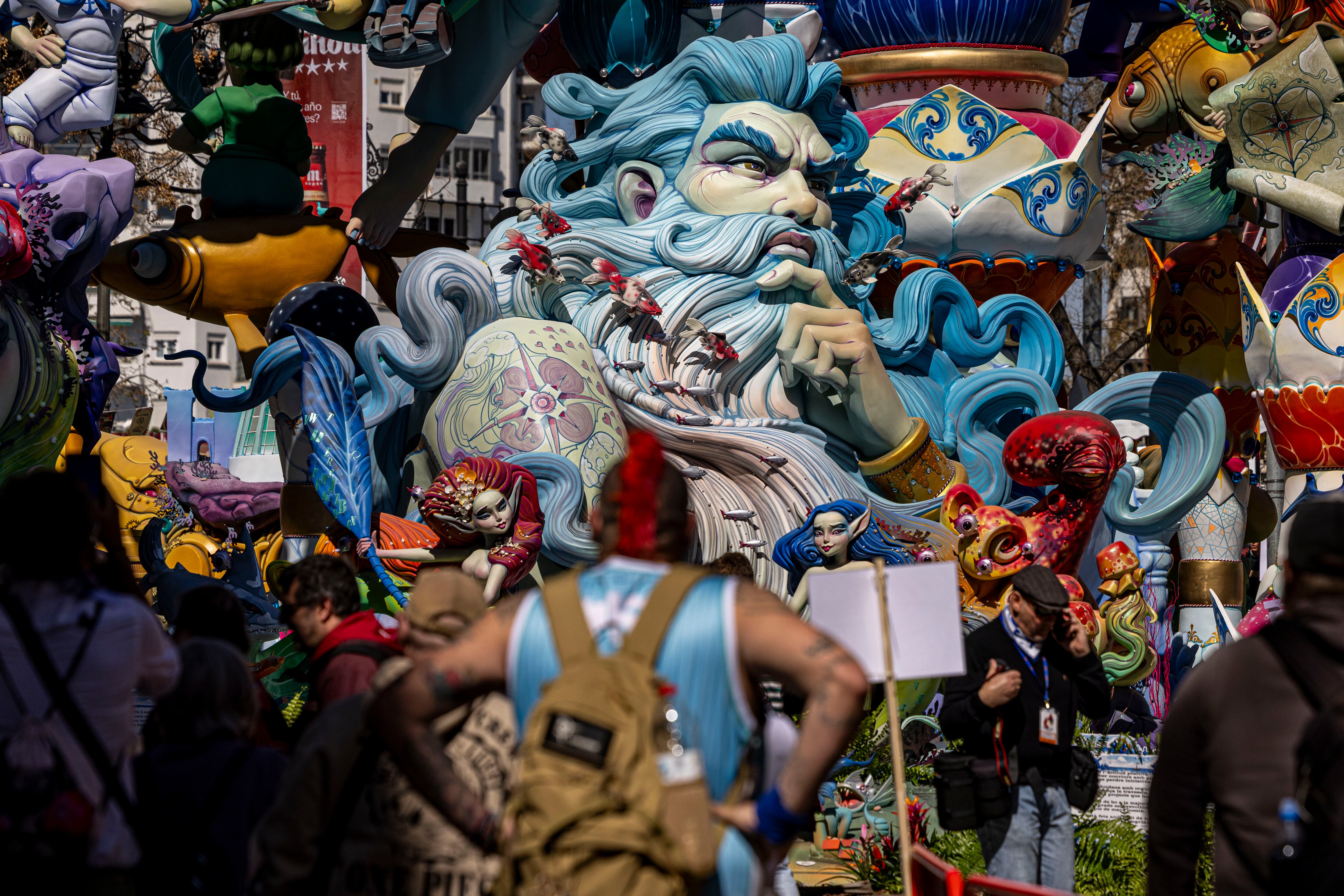 Vista general de la falla Na Jordana este lunes en el que la ciudad ha amanecido con los cientos de monumentos falleros ya montados y listos para ser consumidos por el fuego el próximo día 19 de marzo.