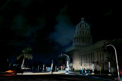 El Capitolio cubano, este domingo durante el apagón eléctrico de la isla.