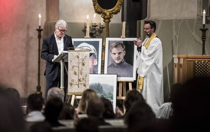 Tim Bergling, el padre de Avicii, en una lectura durante la misa funeral por el músico, celebrada en la iglesia Hedvig Eleonora de Estocolmo, Suecia, el pasado noviembre.