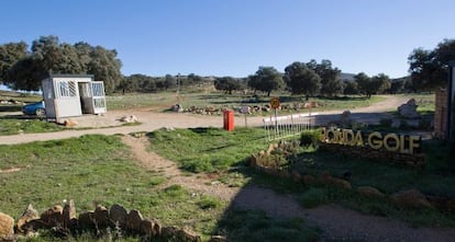 Entrada a la urbanización Los Merinos, a 12 kilómetros de Ronda.