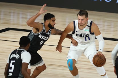 Luka Doncic, frente a Cory Joseph en el Dallas-Sacramento.