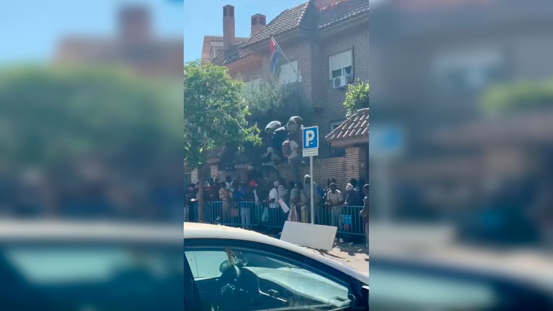 Un grupo de migrantes intenta acceder a la Embajada de Gambia en Madrid