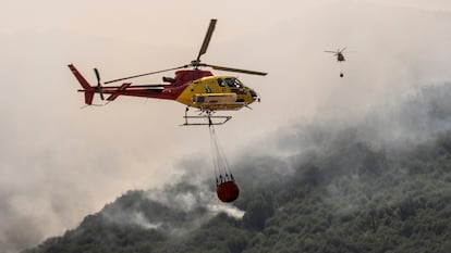 Helicópteros de extinción trabajan en el incendio de la Garganta de los Infiernos, Cáceres.