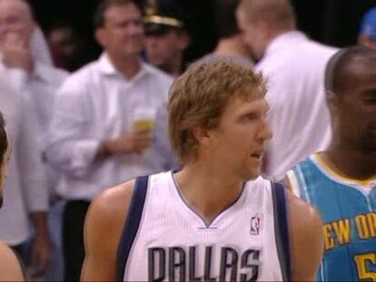 Nowitzki (32 puntos) lidera a los Mavericks