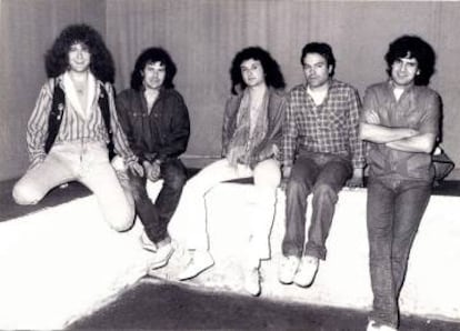 Asfalto fueron unos de los grupos clave del rock urbano de la Transición. En la imagen, en los camerinos de Sala En Vivo, de Fuenlabrada (Madrid), en los 80. Julio Castejón es el segundo por la izquerda.