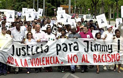 Cabecera de la manifestación en repulsa por el asesinato del joven Dombele. En el centro, los padres de la víctima.