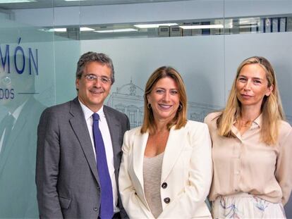 Diana Rodríguez (en el centro) con Santiago Díez y Begoña Redón.