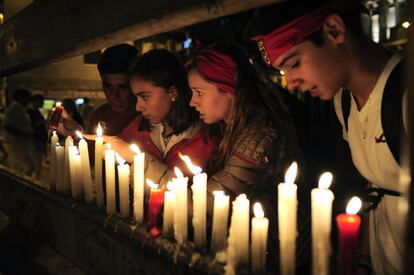 Velas encendidas para dar fin a los ocho días de encierros, desfiles y tradiciones en Pamplona.