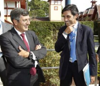 El presidente de Telefónica Europa, José María Alvarez - Pallete (d) conversa con el presidente de Vodafone España, Francisco Román, antes de intervenir en el 26 Encuentro de las Telecomunicaciones que se celebra en la Universidad Internacional Menéndez Pelayo.