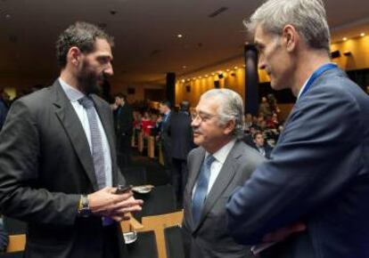 El presidente de la Asociación de Clubes de Baloncesto (ACB), Antonio Martín (d), Jorge Garbajosa Presidente de la Federación española de Baloncesto (i), y Jose Bogas, CEO de Endesa, durante la presentación oficial de La temporada 2018-19