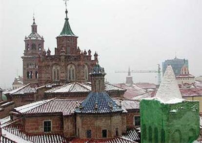 La catedral y la torre mudéjar de San Martín de Teruel, tras la nevada caída en las últimas horas.